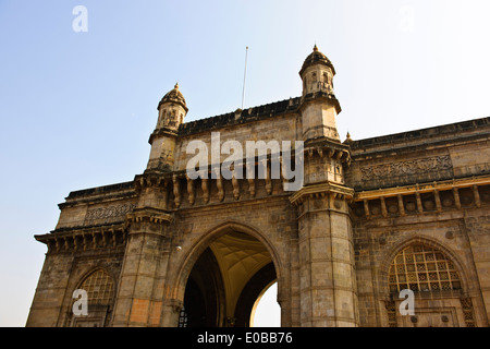 Porte de l'Inde,Appollo Bunder,Square, les touristes, les enfants de l'école en saris colorés,promenade,Ferry terminal,Bombay Mumbai, Inde, Banque D'Images