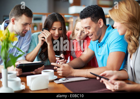 Portrait de drip gadgets modernes tout en restant assis dans le café Banque D'Images