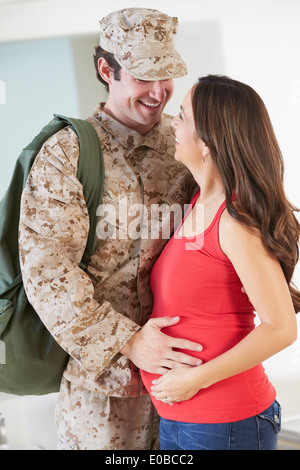 Femme enceinte militaire de message d'accueil de la mère en congé Banque D'Images