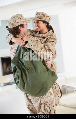 Chaque message d'autre Couple militaire en congé dans les foyers Banque D'Images