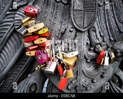 Cadenas d'amour en plusieurs couleurs accroché sur un pont de Berlin Banque D'Images