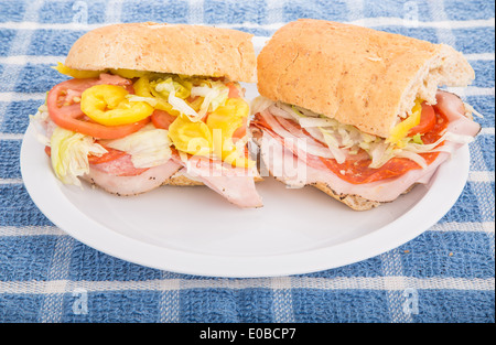 Un nouveau, l'italien sous sandwich sur une plaque blanche Banque D'Images