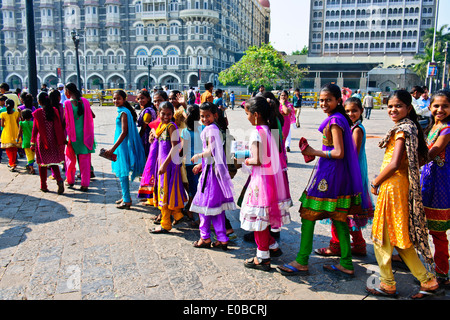 Porte de l'Inde,Appollo Bunder,Square, les touristes, les enfants de l'école en saris colorés,promenade,Ferry terminal,Bombay Mumbai, Inde, Banque D'Images