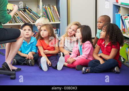Groupe d'élèves du palier élémentaire en classe avec l'enseignant de travail Banque D'Images