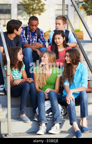 Groupe d'élèves adolescents en dehors de la classe Banque D'Images