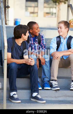 Groupe d'élèves adolescents mâles en dehors de la classe Banque D'Images