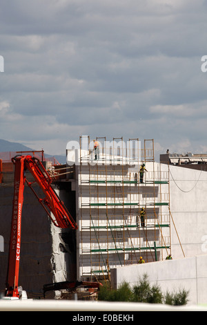 L'exploitation des grues sur le site de construction du Centre Culturel de Stavros Niarchos, dans le sud d'Athènes. L'entreprise est l'un des rares projets financés par le secteur privé depuis le pays a été frappé par une crise financière majeure en 2009. Les 566 millions d'euros projet doit être achevé en 2016, et comprendra un nouvel opéra et la bibliothèque nationale. L'Union européenne a confirmé mercredi que la Grèce a enregistré un excédent budgétaire primaire. Banque D'Images