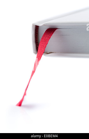 Livre avec un signet rouge au début du volume. Isoler sur blanc. Banque D'Images