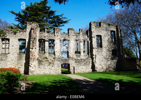 Les ruines de Cavendish House à Abbey Park, Leicester. C'est abandonné et brûlé pendant la guerre civile anglaise. Banque D'Images