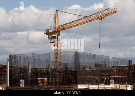 L'exploitation des grues sur le site de construction du Centre Culturel de Stavros Niarchos, dans le sud d'Athènes. L'entreprise est l'un des rares projets financés par le secteur privé depuis le pays a été frappé par une crise financière majeure en 2009. Les 566 millions d'euros projet doit être achevé en 2016, et comprendra un nouvel opéra et la bibliothèque nationale. L'Union européenne a confirmé mercredi que la Grèce a enregistré un excédent budgétaire primaire. Banque D'Images