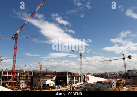 L'exploitation des grues sur le site de construction du Centre Culturel de Stavros Niarchos, dans le sud d'Athènes. L'entreprise est l'un des rares projets financés par le secteur privé depuis le pays a été frappé par une crise financière majeure en 2009. Les 566 millions d'euros projet doit être achevé en 2016, et comprendra un nouvel opéra et la bibliothèque nationale. L'Union européenne a confirmé mercredi que la Grèce a enregistré un excédent budgétaire primaire. Banque D'Images