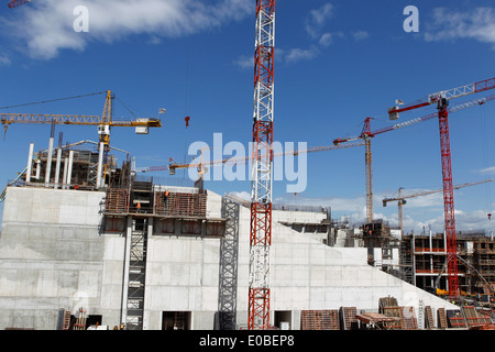 L'exploitation des grues sur le site de construction du Centre Culturel de Stavros Niarchos, dans le sud d'Athènes. L'entreprise est l'un des rares projets financés par le secteur privé depuis le pays a été frappé par une crise financière majeure en 2009. Les 566 millions d'euros projet doit être achevé en 2016, et comprendra un nouvel opéra et la bibliothèque nationale. L'Union européenne a confirmé mercredi que la Grèce a enregistré un excédent budgétaire primaire. Banque D'Images