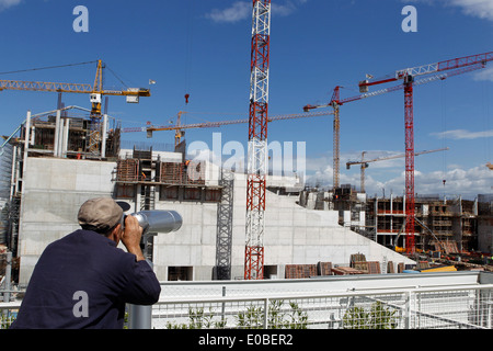 L'exploitation des grues sur le site de construction du Centre Culturel de Stavros Niarchos, dans le sud d'Athènes. L'entreprise est l'un des rares projets financés par le secteur privé depuis le pays a été frappé par une crise financière majeure en 2009. Les 566 millions d'euros projet doit être achevé en 2016, et comprendra un nouvel opéra et la bibliothèque nationale. L'Union européenne a confirmé mercredi que la Grèce a enregistré un excédent budgétaire primaire. Banque D'Images