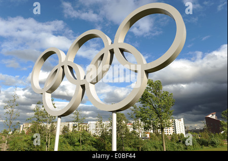 Londres, ANGLETERRE - Le mercredi 7 mai 2014, une vue générale des anneaux olympiques à l'intérieur du Parc Olympique Queen Elizabeth à Stratford Banque D'Images