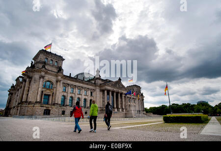 Berlin, Allemagne. Le 08 mai, 2014. Les touristes à pied en face du bâtiment du Reichstag sous des nuages sombres à Berlin, Allemagne, 08 mai 2014. Photo : Hauke-Christian Dittrich/dpa/Alamy Live News Banque D'Images