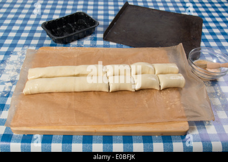 Faire de l'aide de rouleaux de saucisses et saucissons pâtisserie laminées prêt de couper en petits pains(19 sur 58) Banque D'Images