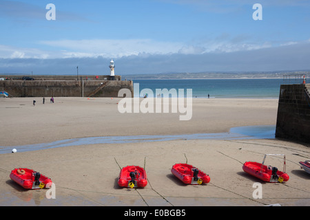 St Ives Harbour à marée basse avec un bateau pneumatique Banque D'Images