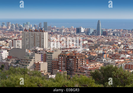 Vue sur Barcelone depuis le mont Tibidabo. Récit d'une tour. (Torre Agbar) Banque D'Images