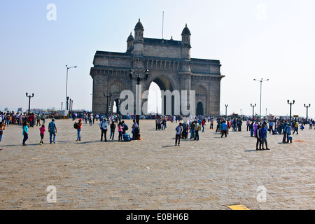 Porte de l'Inde,Appollo Bunder,Square, les touristes, les enfants de l'école en saris colorés,promenade,Ferry terminal,Bombay Mumbai, Inde, Banque D'Images