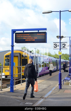 Passagers de l'information et de l'embarquement du bras de train train à Selby Royaume-Uni yorkshire railway station Banque D'Images