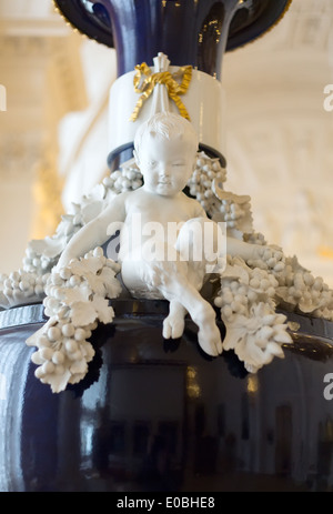 En garçon avec des sabots sur le vase de l'ancien musée de l'Ermitage, Saint-Pétersbourg. Banque D'Images