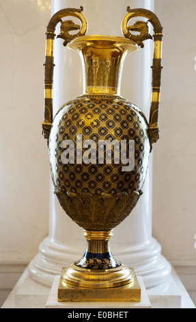 Vintage vase en laiton Musée de l'Ermitage, Saint-Pétersbourg, Russie. Banque D'Images