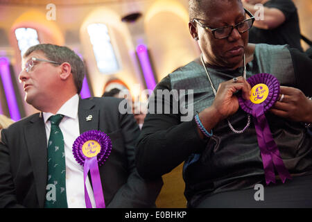 Londres, Royaume-Uni. 7 mai, 2014. Le Royaume-Uni, l'UKIP Parti Indepenence, campagnes d'anti parti raciste et contre l'immigration et de l'UE. Les premières rangées de la salle sont remplis de partisans ethniques multiples pour renforcer le message. Crédit : Mike Abrahams/Alamy Live News Banque D'Images