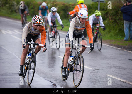 Hinckley à Bedford, Royaume-Uni. 8 mai 2014. Les amis de la vie. Women's Tour cycliste. Distance 118.5 km / 73,7 km. De classe mondiale amène du cyclisme féminin au Royaume-Uni dans le premier stade international-course avec 95 coureurs.Dureté de passage à niveau. Great Doddington Northampton avec une distance de 36,8 km / 22,9 arrivée miles Crédit : Keith J Smith./Alamy Live News Banque D'Images