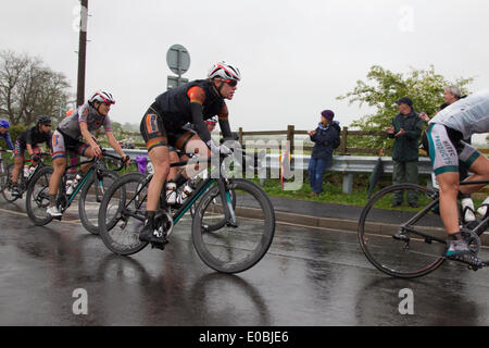 Hinckley à Bedford, Royaume-Uni. 8 mai 2014. Les amis de la vie. Women's Tour cycliste. Distance 118.5 km / 73,7 km. De classe mondiale amène du cyclisme féminin au Royaume-Uni dans le premier stade international-course avec 95 coureurs. no22 Ellen VAN DIJK de Boels Dolmans cycling team Appoaching Traversée d'eau dure, grande Doddington Northampton avec une distance de 36,8 km / 22,9 arrivée miles Crédit : Keith J Smith./Alamy Live News Banque D'Images