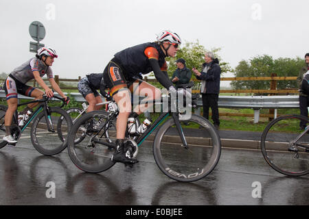 Hinckley à Bedford, Royaume-Uni. 8 mai 2014. Les amis de la vie. Women's Tour cycliste. Distance 118.5 km / 73,7 km. De classe mondiale amène du cyclisme féminin au Royaume-Uni dans le premier stade international-course avec 95 coureurs. no22 Ellen VAN DIJK de Boels Dolmans cycling team Appoaching Traversée d'eau dure, grande Doddington Northampton avec une distance de 36,8 km / 22,9 arrivée miles Crédit : Keith J Smith./Alamy Live News Banque D'Images