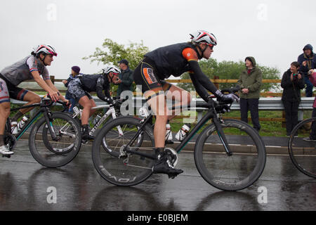 Hinckley à Bedford, Royaume-Uni. 8 mai 2014. Les amis de la vie. Women's Tour cycliste. Distance 118.5 km / 73,7 km. De classe mondiale amène du cyclisme féminin au Royaume-Uni dans le premier stade international-course avec 95 coureurs. no22 Ellen VAN DIJK de Boels Dolmans cycling team Appoaching Traversée d'eau dure, grande Doddington Northampton avec une distance de 36,8 km / 22,9 arrivée miles Crédit : Keith J Smith./Alamy Live News Banque D'Images