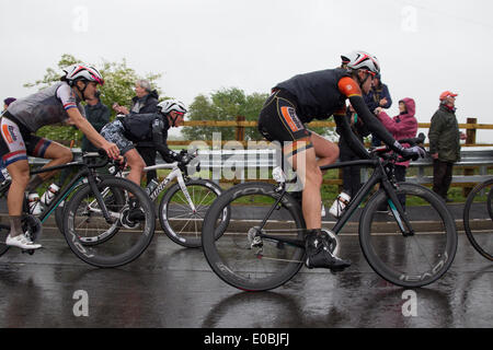 Hinckley à Bedford, Royaume-Uni. 8 mai 2014. Les amis de la vie. Women's Tour cycliste. Distance 118.5 km / 73,7 km. De classe mondiale amène du cyclisme féminin au Royaume-Uni dans le premier stade international-course avec 95 coureurs. no22 Ellen VAN DIJK de Boels Dolmans cycling team Appoaching Traversée d'eau dure, grande Doddington Northampton avec une distance de 36,8 km / 22,9 arrivée miles Crédit : Keith J Smith./Alamy Live News Banque D'Images