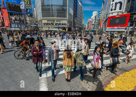Les piétons qui traversent la rue au croisement de Shibuya, Tokyo, Japon Banque D'Images