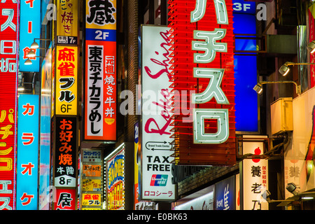 Les néons colorés au temple Yasukuni-dori, Asakusa, Tokyo, Japon Banque D'Images
