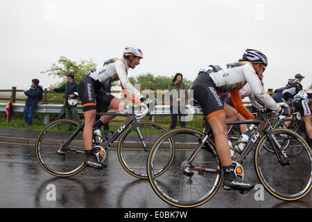 Hinckley à Bedford, Royaume-Uni. 8 mai 2014. Les amis de la vie. Women's Tour cycliste. Distance 118.5 km / 73,7 km. De classe mondiale amène du cyclisme féminin au Royaume-Uni dans le premier stade international-course avec 95 coureurs.près de dureté de passage, Grand Doddington Northampton avec une distance de 36,8 km / 22,9 arrivée miles Crédit : Keith J Smith./Alamy Live News Banque D'Images