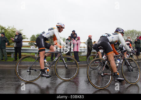 Hinckley à Bedford, Royaume-Uni. 8 mai 2014. Les amis de la vie. Women's Tour cycliste. Distance 118.5 km / 73,7 km. De classe mondiale amène du cyclisme féminin au Royaume-Uni dans le premier stade international-course avec 95 coureurs.près de dureté de passage, Grand Doddington Northampton avec une distance de 36,8 km / 22,9 arrivée miles Crédit : Keith J Smith./Alamy Live News Banque D'Images