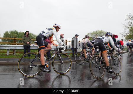 Hinckley à Bedford, Royaume-Uni. 8 mai 2014. Les amis de la vie. Women's Tour cycliste. Distance 118.5 km / 73,7 km. De classe mondiale amène du cyclisme féminin au Royaume-Uni dans le premier stade international-course avec 95 coureurs.près de dureté de passage, Grand Doddington Northampton avec une distance de 36,8 km / 22,9 arrivée miles Crédit : Keith J Smith./Alamy Live News Banque D'Images