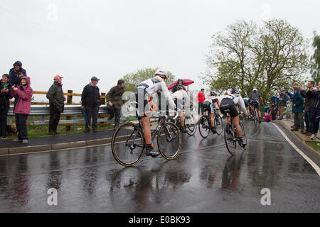 Hinckley à Bedford, Royaume-Uni. 8 mai 2014. Les amis de la vie. Women's Tour cycliste. Distance 118.5 km / 73,7 km. De classe mondiale amène du cyclisme féminin au Royaume-Uni dans le premier stade international-course avec 95 coureurs.près de dureté de passage, Grand Doddington Northampton avec une distance de 36,8 km / 22,9 arrivée miles Crédit : Keith J Smith./Alamy Live News Banque D'Images