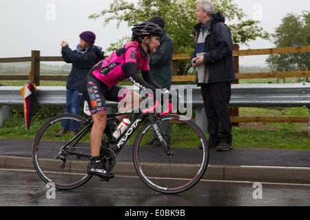 Hinckley à Bedford, Royaume-Uni. 8 mai 2014. Les amis de la vie. Women's Tour cycliste. Distance 118.5 km / 73,7 km. De classe mondiale amène du cyclisme féminin au Royaume-Uni dans le premier stade international-course avec 95 coureurs. Fabiana Luperini 33 L'équipe Estado de Mexico Faren. Passage d'eau dure. Great Doddington Northampton avec une distance de 36,8 km / 22,9 arrivée miles Crédit : Keith J Smith./Alamy Live News Banque D'Images