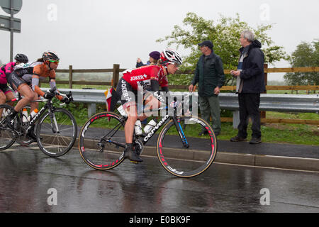 Hinckley à Bedford, Royaume-Uni. 8 mai 2014. Les amis de la vie. Women's Tour cycliste. Distance 118.5 km / 73,7 km. De classe mondiale amène du cyclisme féminin au Royaume-Uni dans le premier stade international-course avec 95 coureurs. no 71 POOLEY Emma de go l'équipe Lotto Belisol Mesdames. Passage d'eau dure. Great Doddington Northampton avec une distance de 36,8 km / 22,9 arrivée miles Crédit : Keith J Smith./Alamy Live News Banque D'Images