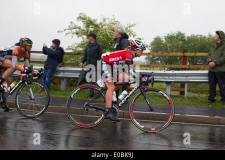 Hinckley à Bedford, Royaume-Uni. 8 mai 2014. Les amis de la vie. Women's Tour cycliste. Distance 118.5 km / 73,7 km. De classe mondiale amène du cyclisme féminin au Royaume-Uni dans le premier stade international-course avec 95 coureurs. no 71 POOLEY Emma de go l'équipe Lotto Belisol Mesdames. Passage d'eau dure. Great Doddington Northampton avec une distance de 36,8 km / 22,9 arrivée miles Crédit : Keith J Smith./Alamy Live News Banque D'Images