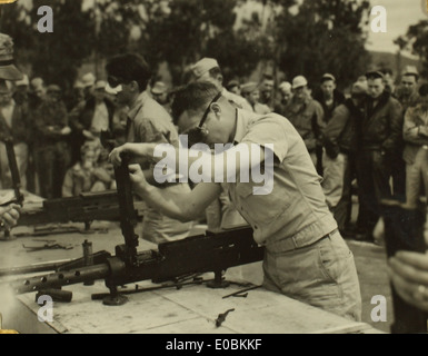 La photo, Tascher 00068, montre une mitrailleuse Browning M2 .50 de calibre utilisée par le 341st Bomb Group, stationné pendant la seconde Guerre mondiale. L'image met en évidence l'arme montée sur un bombardier B-25 Mitchell, montrant son rôle dans le combat pendant la guerre. Banque D'Images