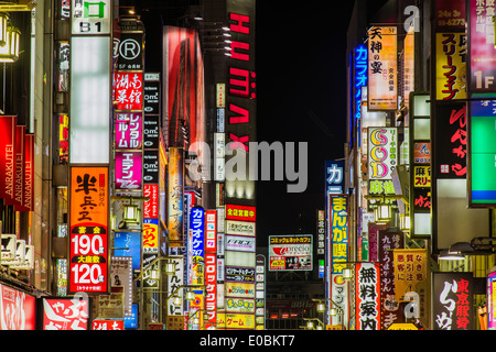 Vue de nuit sur la rue, le Kabukicho red-light district à Shinjuku, Tokyo, Japon Banque D'Images