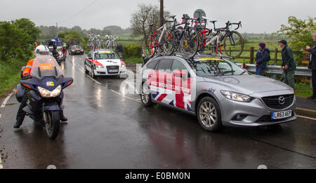 Hinckley à Bedford, Royaume-Uni. 8 mai 2014. Les amis de la vie. Women's Tour cycliste. Distance 118.5 km / 73,7 km. De classe mondiale amène du cyclisme féminin au Royaume-Uni dans le premier stade international-course avec 95 coureurs. Les véhicules de soutien au passage à niveau d'eau dure. Great Doddington Northampton avec une distance de 36,8 km / 22,9 arrivée miles Crédit : Keith J Smith./Alamy Live News Banque D'Images