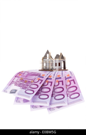 Beaucoup d'euros de billets de banque et de shell d'une maison, Viele Euro Geldscheine Rohbau und eines Hauses Banque D'Images