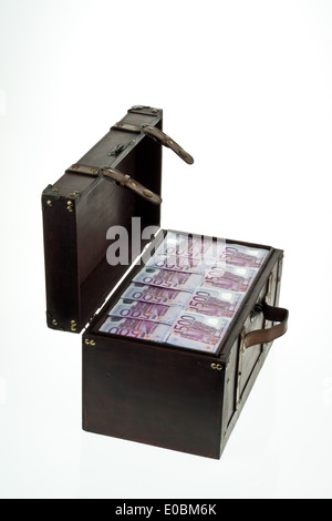 Une grosse poitrine avec d'euros de billets de banque. Crise financière, crise, dettes., eine grosse Truhe mit Euro Banknoten. Finanzkrise, Krise, Banque D'Images