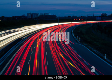 Beaucoup de voitures rendez-vous la nuit sur une autoroute et de générer des pistes d'éclairage Banque D'Images