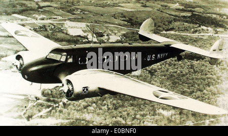 Le Lockheed Model 10 Electra (XR2O-1) est un avion bimoteur développé à la fin des années 1930 Connu pour sa conception et ses performances avancées, il a été largement utilisé par les compagnies aériennes et les unités militaires. Ce modèle représente l'un des premiers succès de Lockheed dans l'aviation. Banque D'Images