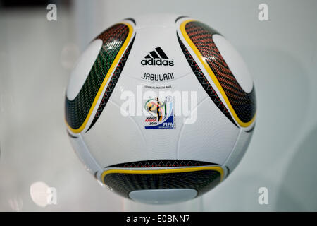 Fürth, Allemagne. Le 08 mai, 2014. Le "Jabulani" ballon de football qui était le ballon officiel de la coupe du monde de soccer 2010 en Afrique du Sud est représenté au cours de l'assemblée générale du fabricant d'articles de sport adidas à Fürth, Allemagne, 08 mai 2014. © dpa/Alamy Live News Banque D'Images