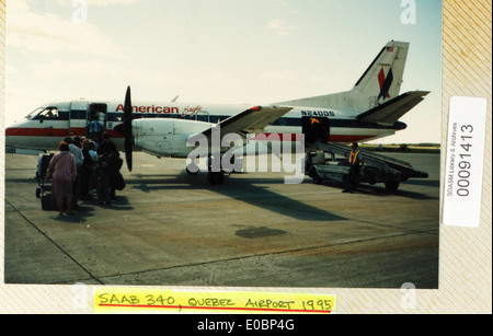 Le SAAB 340 est un avion de ligne régional bimoteur suédois, utilisé pour les vols court et moyen-courriers. L'avion, représenté ici dans la livrée American Eagle, est reconnu pour sa fiabilité et son efficacité dans les opérations d'aviation commerciale régionale. Banque D'Images